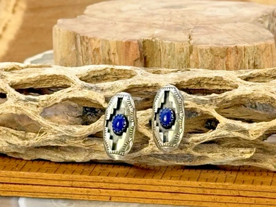 Серьги-гвоздики Maggie Perry навахо из чистого серебра с синим лазуритом — 2710,25 - Изображение 1 из 4