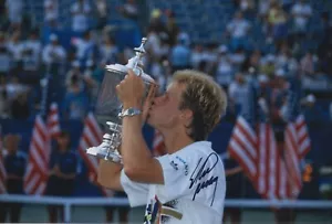 STEFAN EDBERG HANDSIGNIERT 12X8 FOTO US OPEN TENNIS AUTOGRAMM - Bild 1 von 1