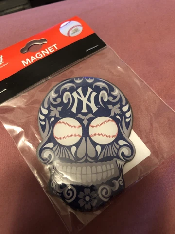 N.Y Yankees Sugar  Skull Magnet 2x2 Cover