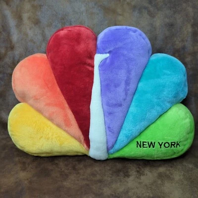Almohada de felpa con logotipo de pavo real NBC New York Studios colores arco iris Foto 1 de 4