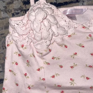 Camicia Victoria's Secret rosa floreale con inserto in pizzo all'uncinetto taglia XS - Foto 1 di 5