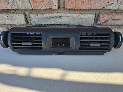 丰田 FJ Cruiser 2007 - 2014 年交流/热中心通风口带时钟 Oem 二手 — 第 1/4 张图片