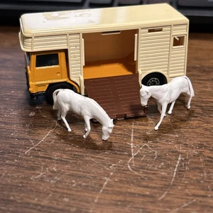 MATCHBOX Superfast Orange Horse-Box n. 40 con due cavalli bianchi come nuovi - Foto 1 di 12