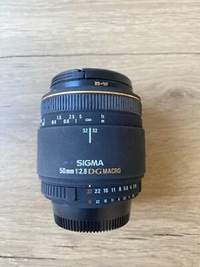 Sigma 50mm 1:2.8 DG Macro Objektiv für Nikon F (Macro-/Porträtobjektiv) - Bild 1 von 6
