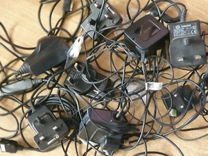 7 PHONE CHARGERS AND 4 PHONES 1 SET WIRED EAR PHONES - Zdjęcie 1 z 5