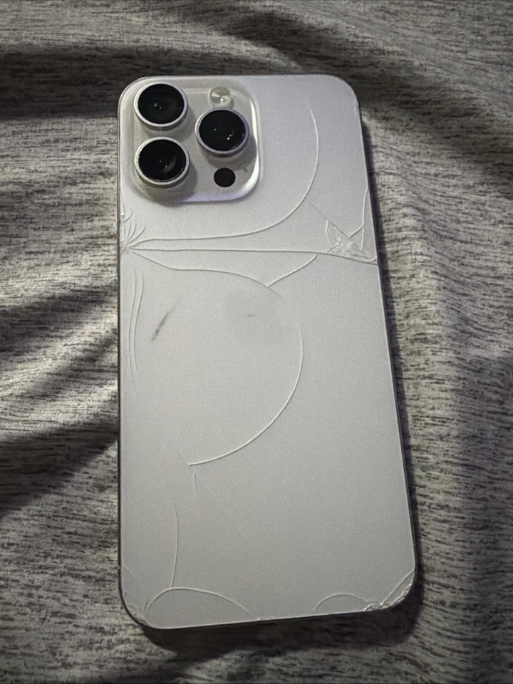 Vendo iPhone 15 Pro Max 256GB, Solamente Tiene La Cámara Trasera Un Poco Rota Foto 1 de 4