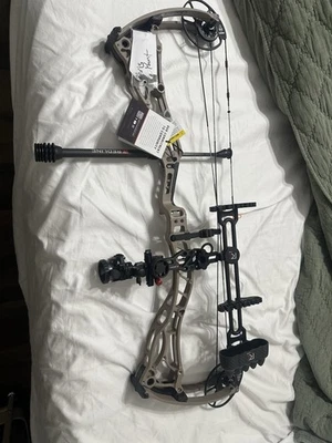 Bowtech Proven 34 RH 60-70# Standard draw cam Compound Hunting Bow brand new - Image 1 of 4