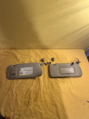 Parasoles laterales para conductor y pasajero Cadillac SRX 2004-2009 OEM  Foto 1 de 3