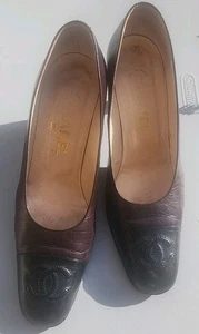 Zapatos de salón Chanel de colección con logotipo CC de cuero de dos tonos 39 charol puntera negra clásica años 90 - Imagen 1 de 15