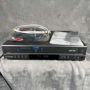 Samsung DVD-V2000 VCR DVD Lettore Combo 4 Testine HiFi VHS Video con Telecomando Testato Funzionante - Foto 1 di 19