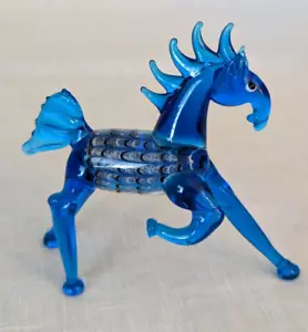 Scultura cavallo miniatura vetro blu vintage con disegno onda oro all'interno 4,25" - Foto 1 di 13