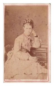 CDV CARTE DE VISITE woman SYDNEY PHOTOGRAPHER J. ROARTY  Antique AUSTRALIAN - Picture 1 of 2