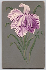 Geprägte Postkarte lila Iris Blumendesign gedruckt in Deutschland um 1910 - Bild 1 von 3