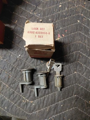NUEVO 1962 1963 62 63 JUEGO DE CERRADURA DE PUERTA Y CILINDRO ENCENDIDO FORD FAIRLANE C3OZ-6222050-A Foto 1 de 3