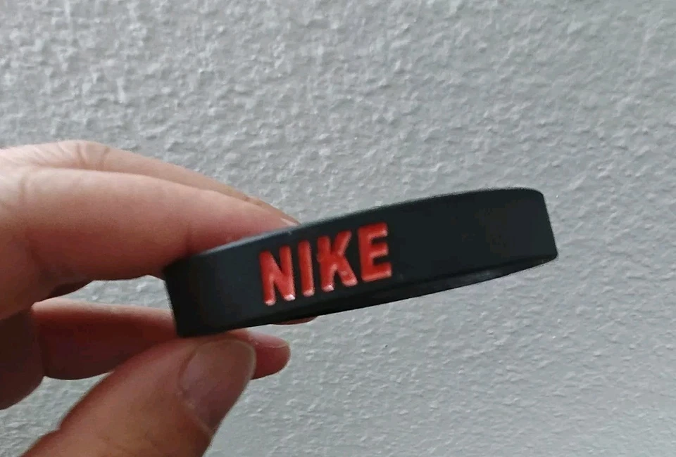 Pulsera pulsera de silicona Nike / negra con rojo Foto 1 de 1