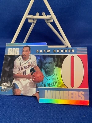 Pase de prensa Drew Gooden 2002 grandes números #BN11 Kansas Jayhawks radiocontrol Foto 1 de 2