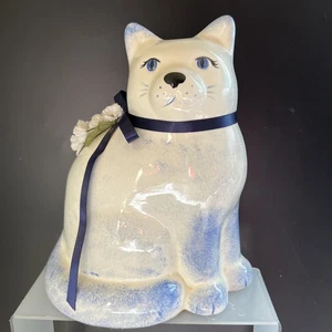 Cinta Azul Cerámica Vintage Gato Blanco Ojos Azules Sentado 9 1/2" Firmado Arter '86 - Imagen 1 de 15