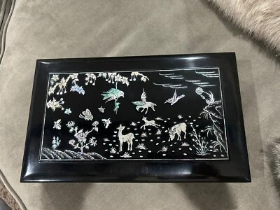 Caja para fumar de laca negra con incrustaciones de concha de abulón oriental vintage Foto 1 de 4