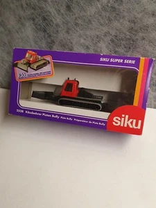 Siku 2528 Pisten Bully Schneeraupe Kässbohrer - PB 270 DS - 1:55 - anni 80 - confezione originale - Foto 1 di 8