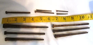 Vintage 11 ROSTIGE SCHMIEDEEISEN QUADRATISCH GESCHNITTENE NÄGEL mit quadratischen Köpfen 1,5" bis 4,5" Antik - Bild 1 von 13