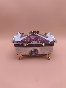 Vintage Georgian Porcelain Footed Trinket Box Limoges Style Ruffled Gold Edge - Picture 1 of 10
