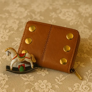 Cartera de cuero marrón Hammitt Los Angeles tachuelas doradas cremallera alrededor portatarjetas compacta - Imagen 1 de 6