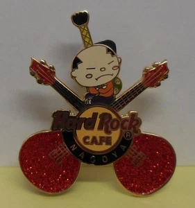 Hard Rock Cafe Pin 2010 Nagoya Maskottchen auf gekreuzten roten Gitarren LE150 - Bild 1 von 2