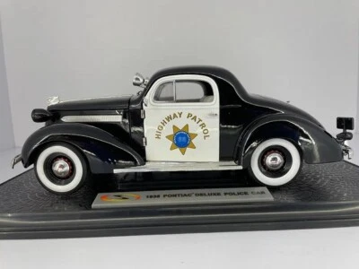 Signature Pontiac DeLuxe Police Car 1936 Black  1:18 18140-1 - Bild 1 von 2