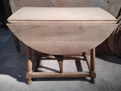 Mesa vintage de madera de arce con hojas caídas Foto 1 de 3