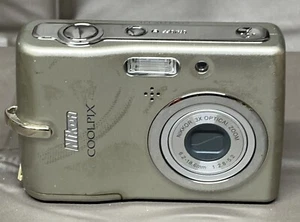 Nikon Coolpix L11 fotocamera digitale argento opaco solo per parti di ricambio - Foto 1 di 15