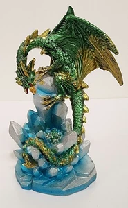 PW Grün & Gold 6" Drache auf blauem Kristall Stalagmit Felsen mit LED Licht Figur - Bild 1 von 20