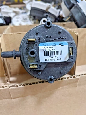 Interruptor de presión Honeywell 0,10" WC SPDT IS20271-6098 / 384192 Foto 1 de 3