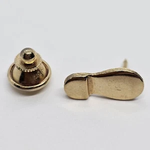 Pin de solapa vintage en tono dorado con parte inferior de un zapato - Imagen 1 de 5