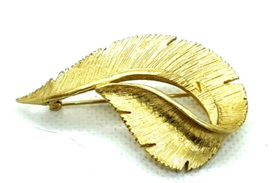 BROCHE vintage fantasia assinado textura SARAH COVENTRY tom dourado pena - Imagem 1 de 4