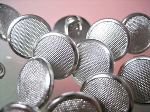 10x tolle Kunststoff-Knöpfe - 13mm - für Puppen, Bluse, Hemd - 2 Farben z. Wahl - Picture 1 of 3