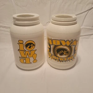 2 ~ Vintage Iowa University Hawkeyes Kunststoff Popcorn Behälter. - Bild 1 von 5