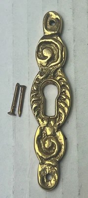One NOS Latón Fundido Puerta Cajón Muebles Cerradura Escudo Placa Cubierta con Clavos Foto 1 de 3
