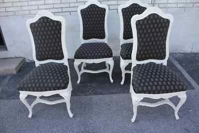Juego de cuatro sillas de comedor francesas Luis XVI pintadas a mano laterales, tapicería nueva Foto 1 de 4