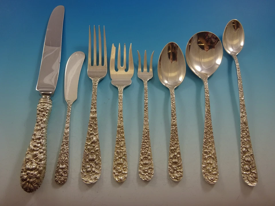 Juego de cubiertos Rose by Stieff Repousse de plata de ley servicio 52 piezas Foto 1 de 4