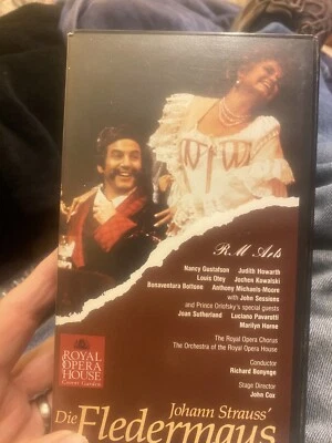 Johann Strauss' Die Fledermaus —royal OPERA HOUSE. 79 Minutes Vhs - Image 1 of 2