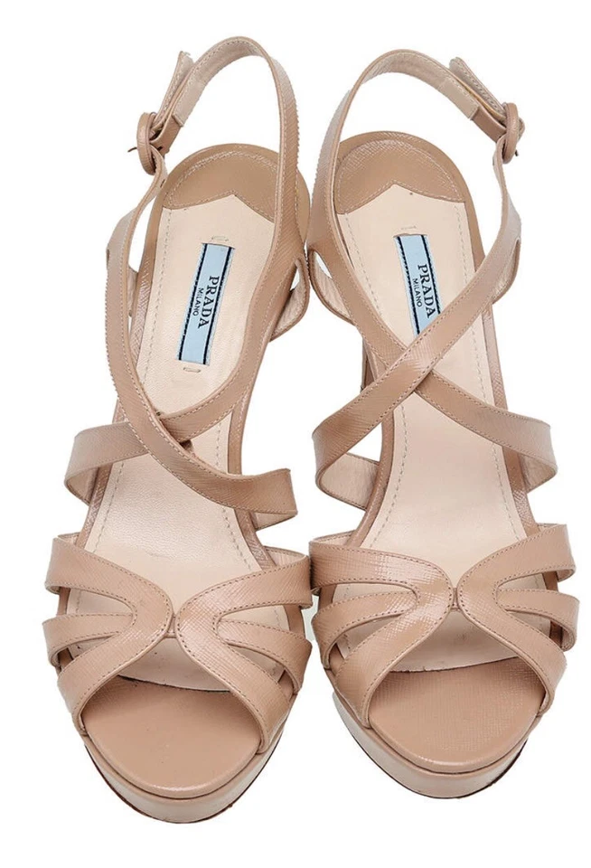 Sandalias de plataforma Prada beige charol con tiras Foto 1 de 4