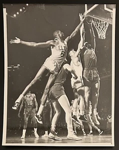 1957 Photo Type 1-Boston Celtics Rookie Bill Russell vs Syracuse PSA LOA - Picture 1 of 3
