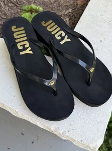 Juicy Couture BLACK Crown Flip Flops Wedges Black Gold Size 9 Sandals - Picture 1 of 7