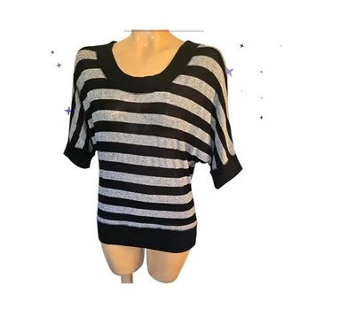 Sombra de ojos a rayas manga Dolman encaje espalda mezcla de lino top tejido negro gris mediano Foto 1 de 4