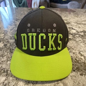 Oregon Ducks Sombrero Espalda Cefiro Gris Oscuro/Verde Lima Letra Elevada Ajustable - Imagen 1 de 6