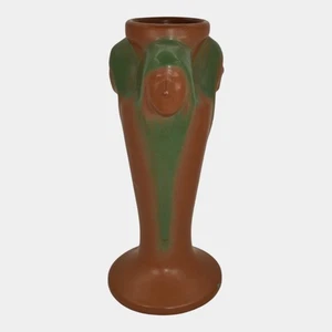 Jarrón marrón Van Briggle Pottery años 20 tres caras nativas americanas peñasco de montaña - Imagen 1 de 6