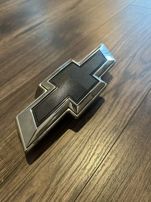 Chevrolet Blazer 2019-2022 fabricante de equipos originales emblema de parrilla delantera con placa de respaldo negro Foto 1 de 4