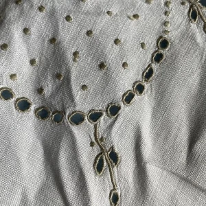 Vtg Retro Table Cloth Cover Square Cut Out Embroidered Floral 34 Inch Square Vgc - Picture 1 of 7