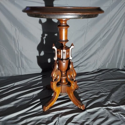Antigua mesa de pedestal con soporte de vela superior con incrustaciones de nogal victoriano, alrededor de 1880 Foto 1 de 4