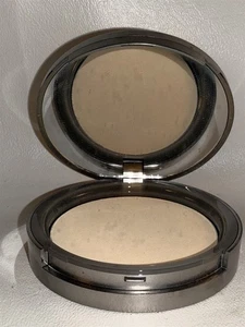 Maquillaje compacto en polvo para rostro y ojos brillantes Laura Geller 0,4 OZ - Imagen 1 de 3